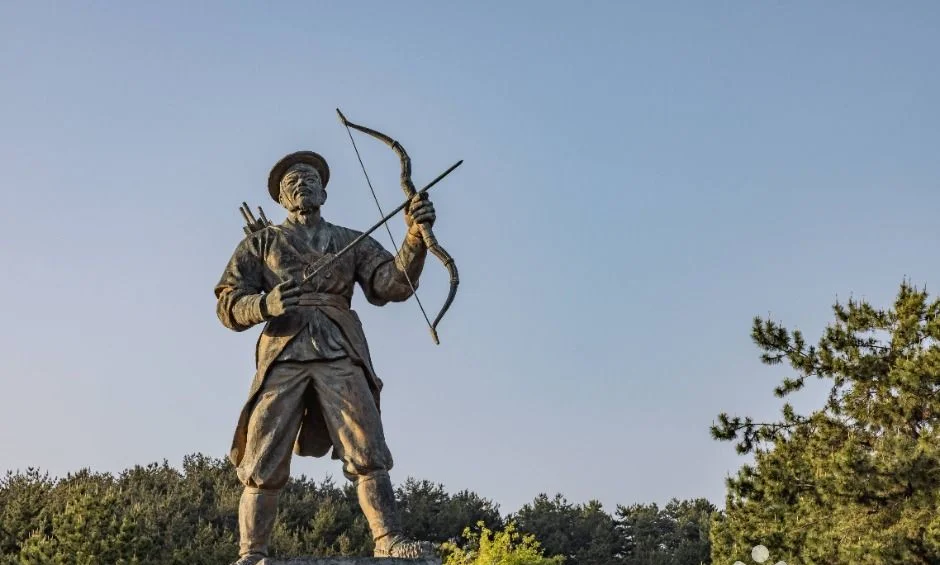 활을 든 무장의 청동 동상