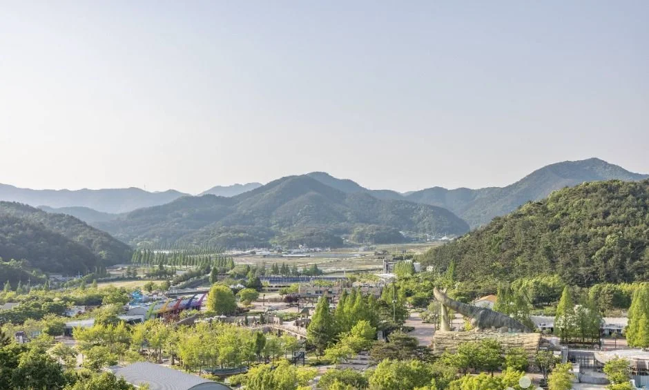 산자락 아래 마을과 들판이 내려다보이는 풍경