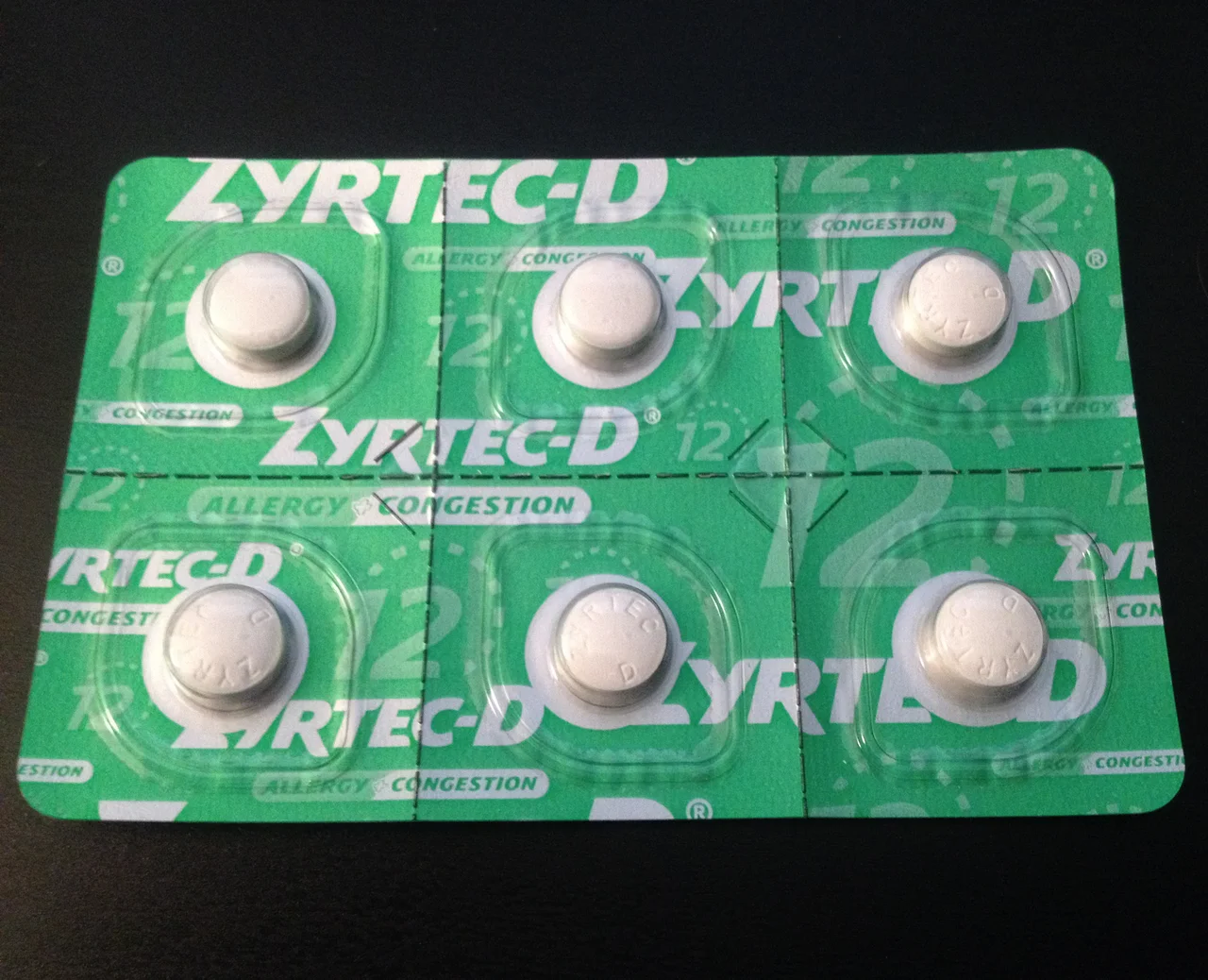 항히스타민 성분 알레르기약 Zyrtec-D 12가 찍힌 녹색 블리스터 포장