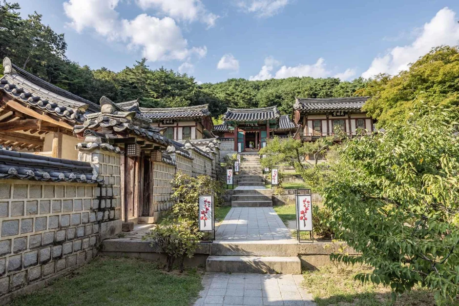돌담과 문 사이로 돌길이 이어지는 서원 경내 골목