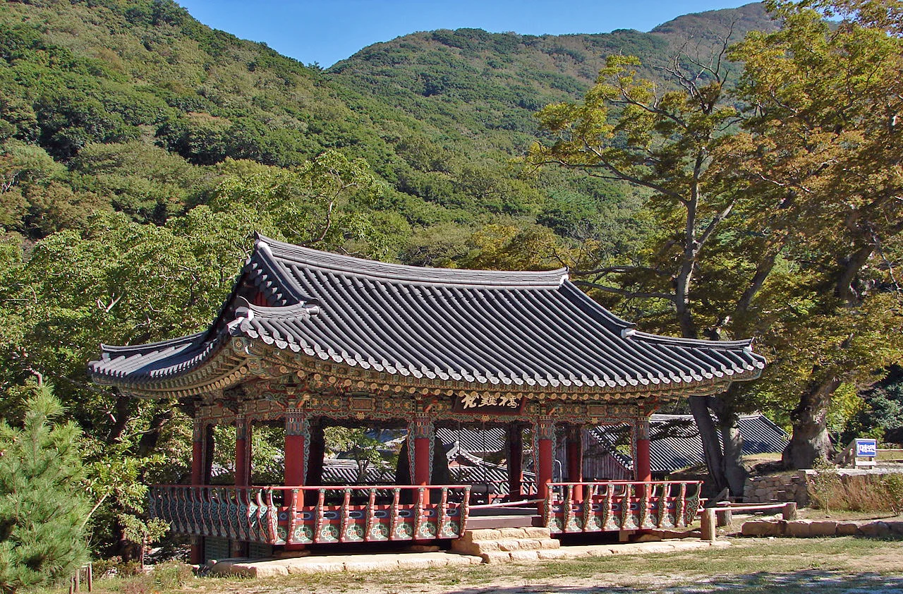 붉은 난간과 겹처마 지붕이 있는 대흥사 경내 누각