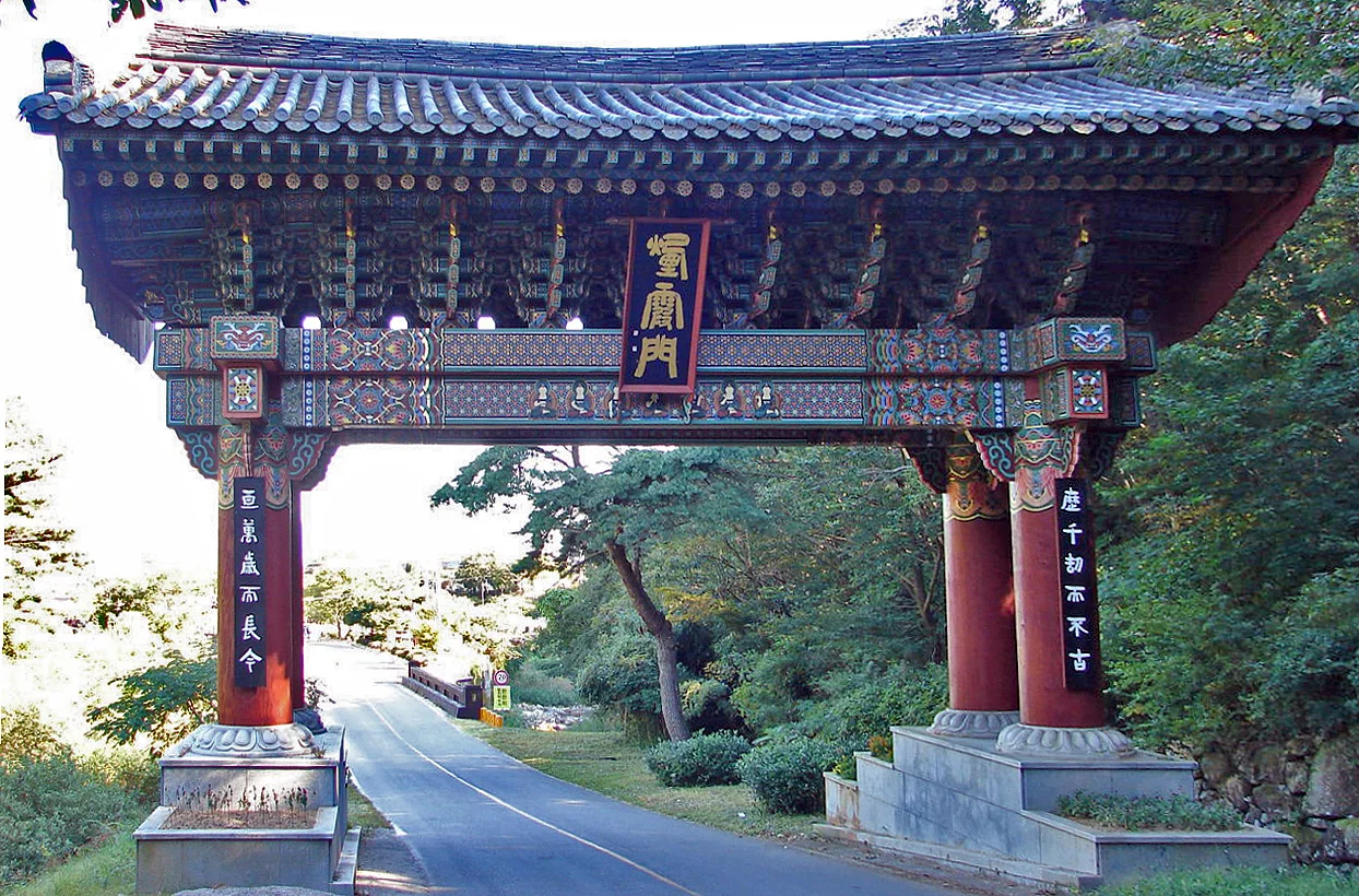 '頭輪山 大興寺' 현판 아래로 도로가 지나는 대흥사 입구 문루