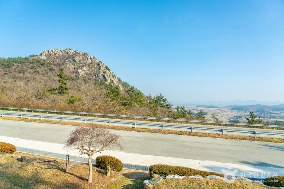 도로 옆 전망대에서 바위 봉우리와 멀리 들판이 보이는 오소재 일대