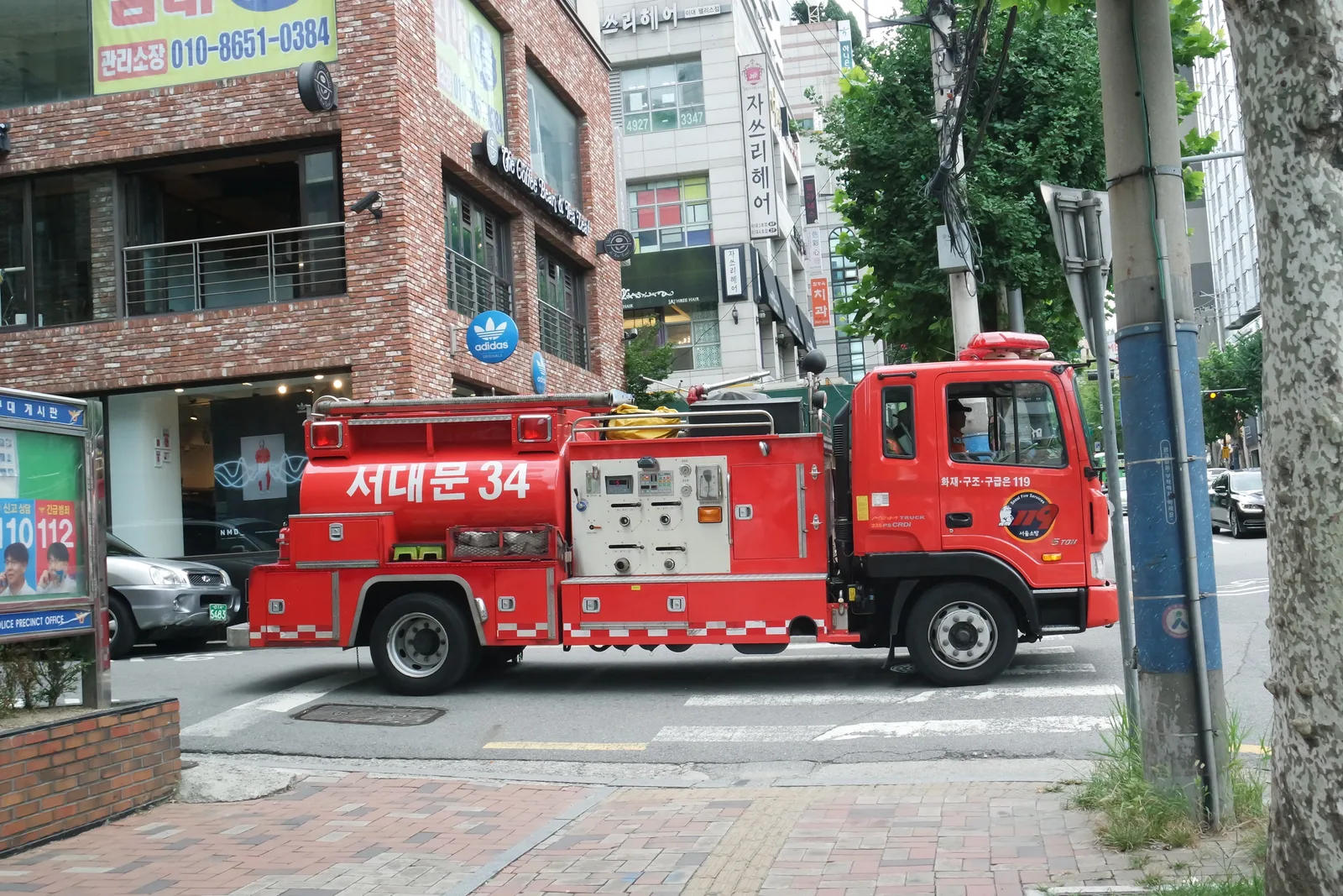 서울 도심 상가 앞 도로에 서 있는 소방 펌프차의 측면