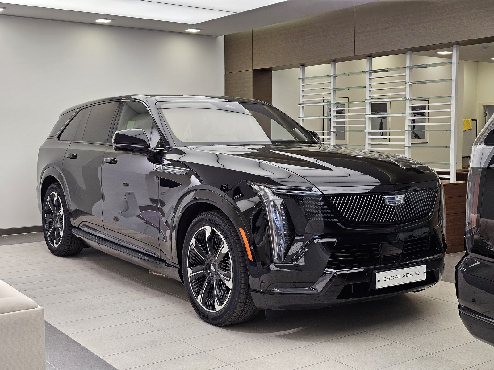 캐딜락 에스컬레이드 IQ 쇼룸 전시 사진, ESCALADE IQ 배지 플레이트