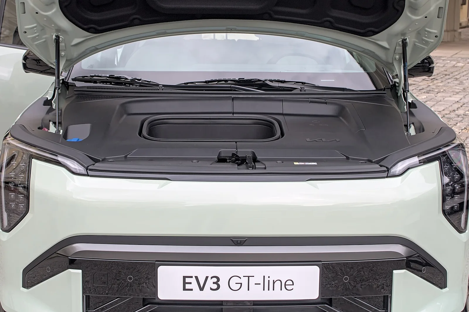보닛을 연 기아 EV3 GT-라인 전면부, 모터룸 커버 가운데에 작은 프렁크 수납공간이 있다