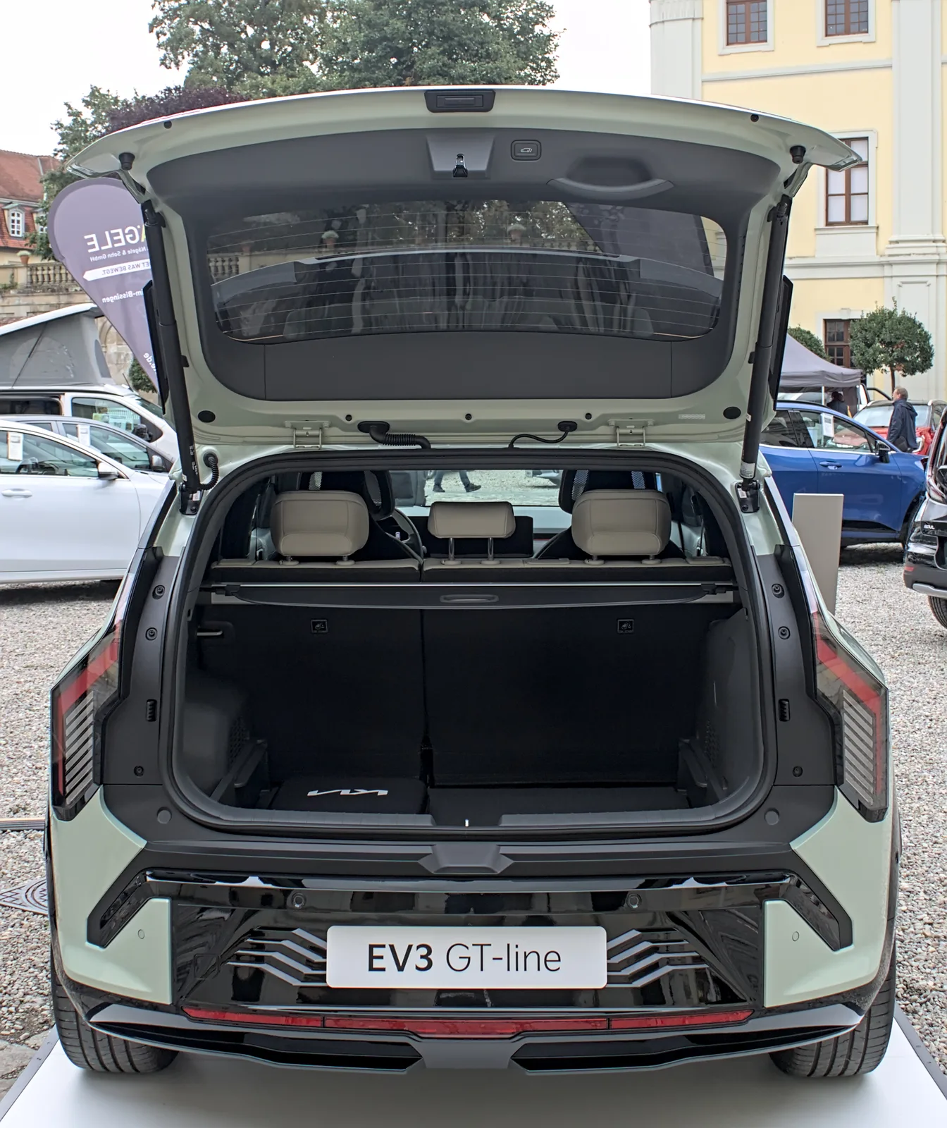 테일게이트를 연 기아 EV3 GT-라인의 트렁크, 러기지 보드와 세워진 뒷좌석 등받이가 보인다