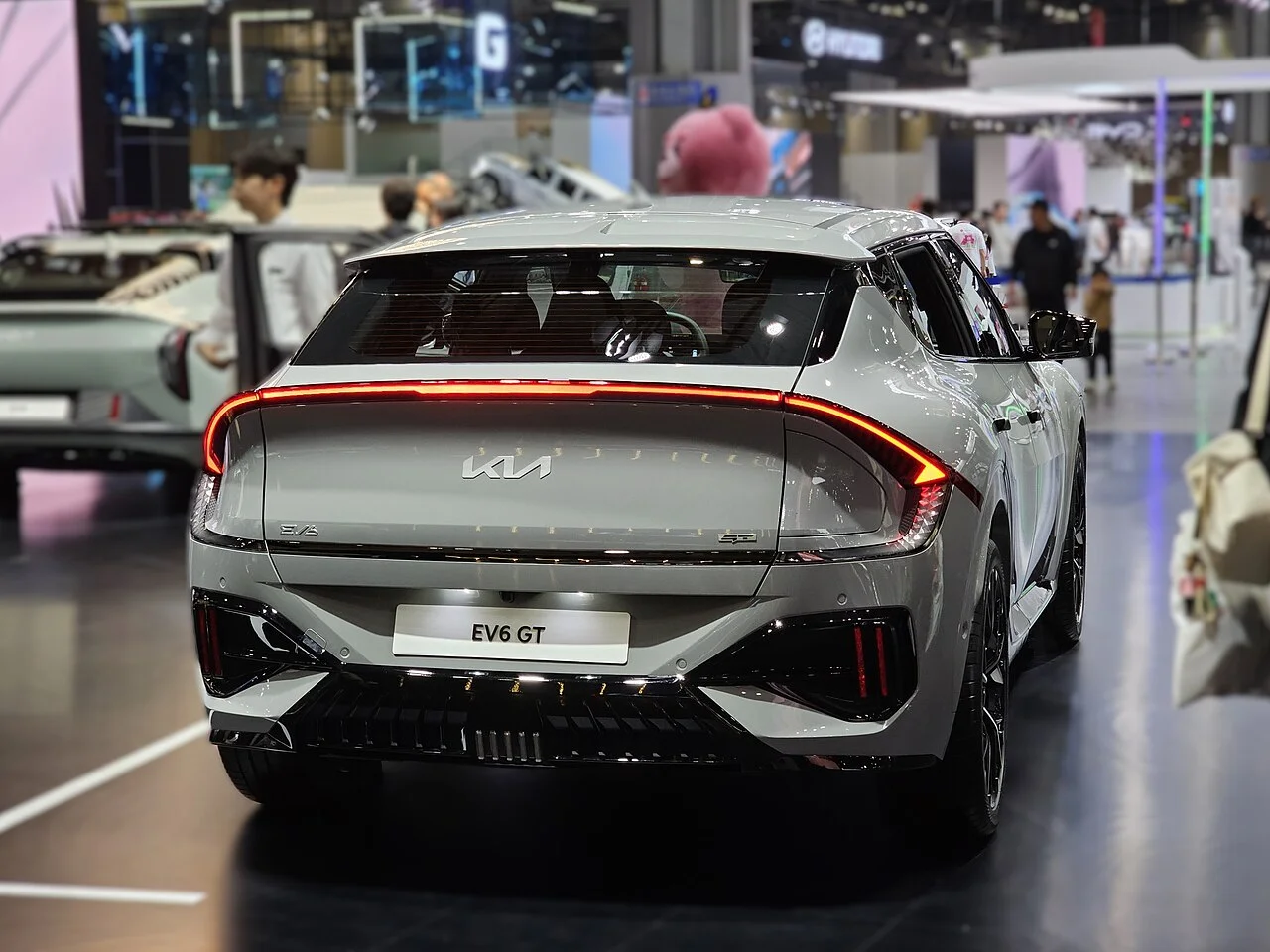 회색 기아 EV6 GT 전시차의 후면, 가로로 이어진 테일램프와 검은 하단 디퓨저, EV6 GT 표지가 보인다