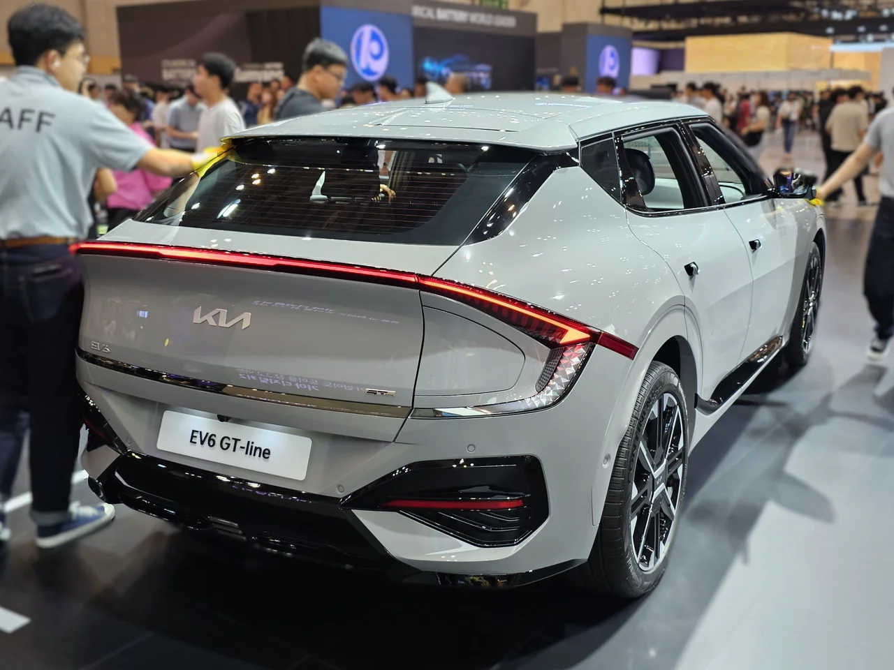 회색 기아 EV6 GT-line 전시차의 후면, 가로로 이어진 테일램프와 번호판 자리의 EV6 GT-line 표지