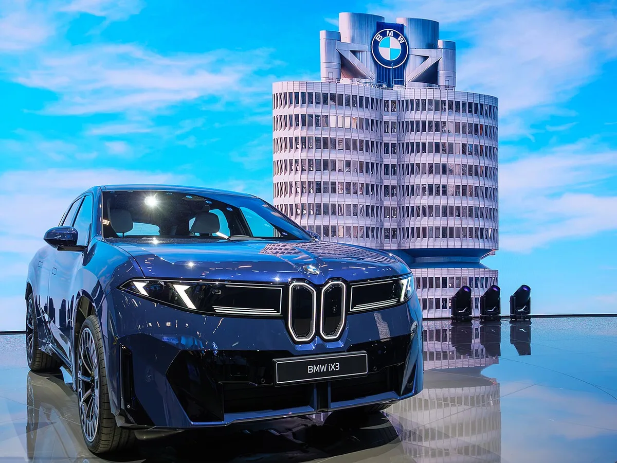 전시장에 놓인 BMW iX3 정면 사진