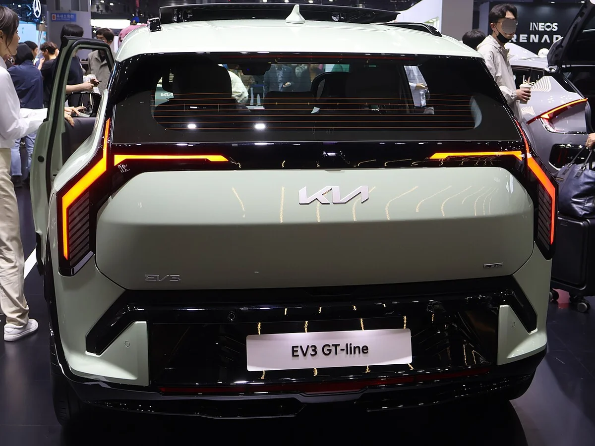 전시장에 놓인 기아 EV3 GT-line 후면 사진
