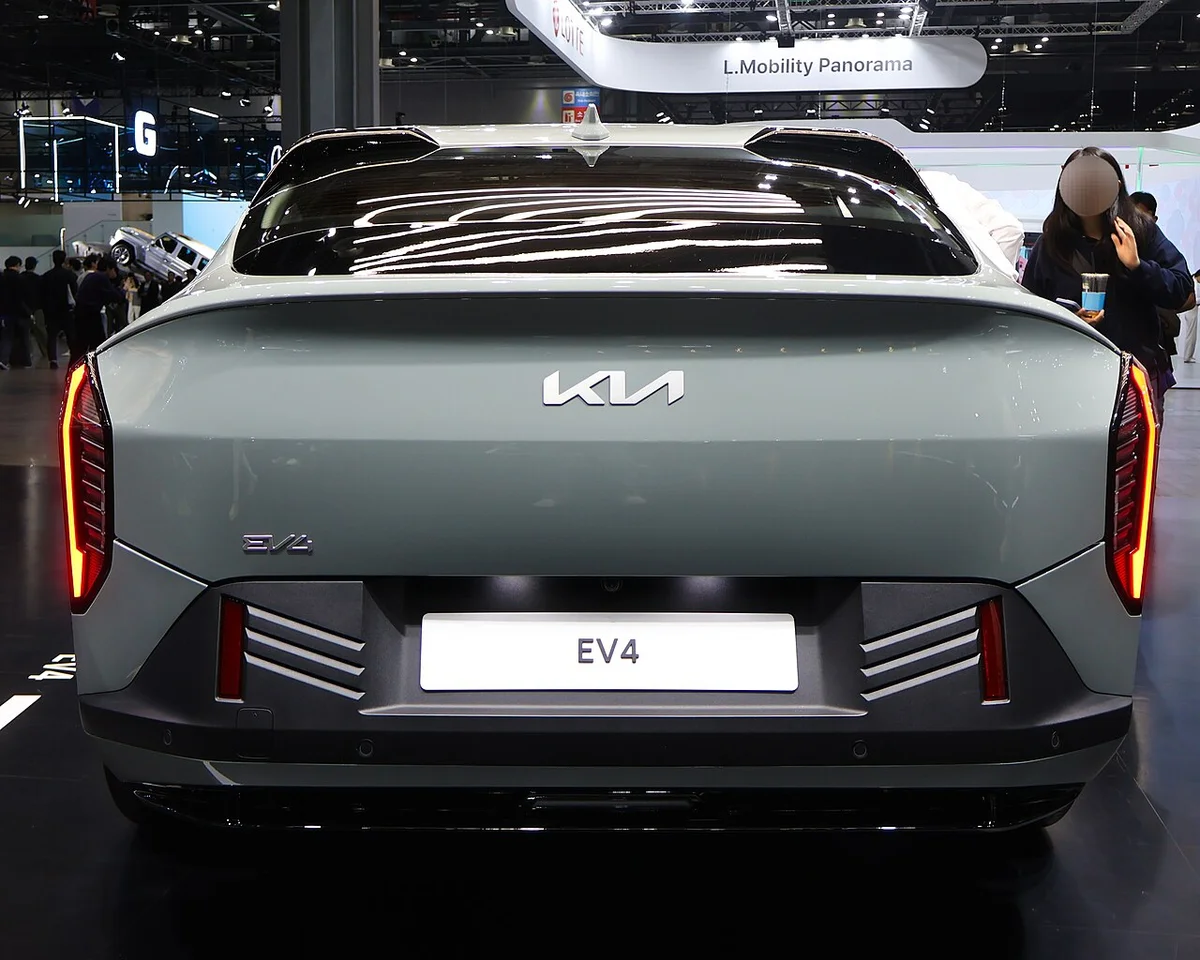전시장에 놓인 기아 EV4 세단 후면 사진