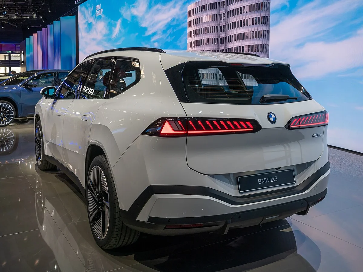 독일 전시장에 놓인 BMW iX3 50 후면 사진