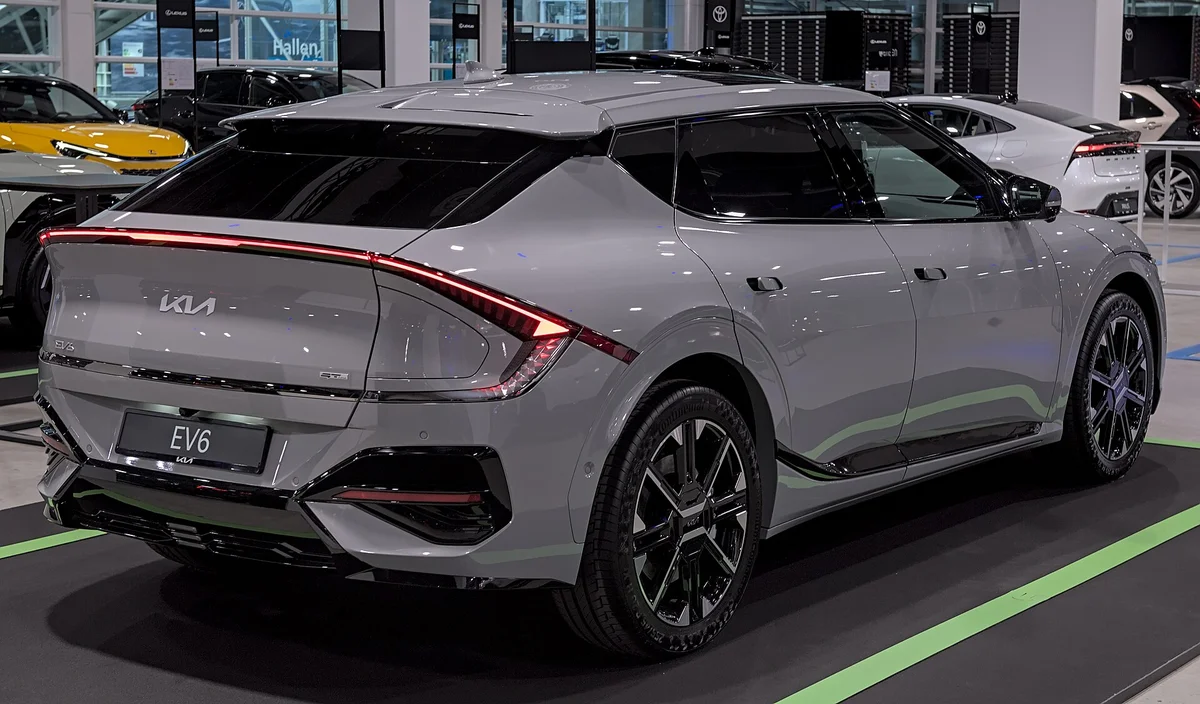 전시장에 놓인 은회색 기아 EV6 GT-Line 후면 사진