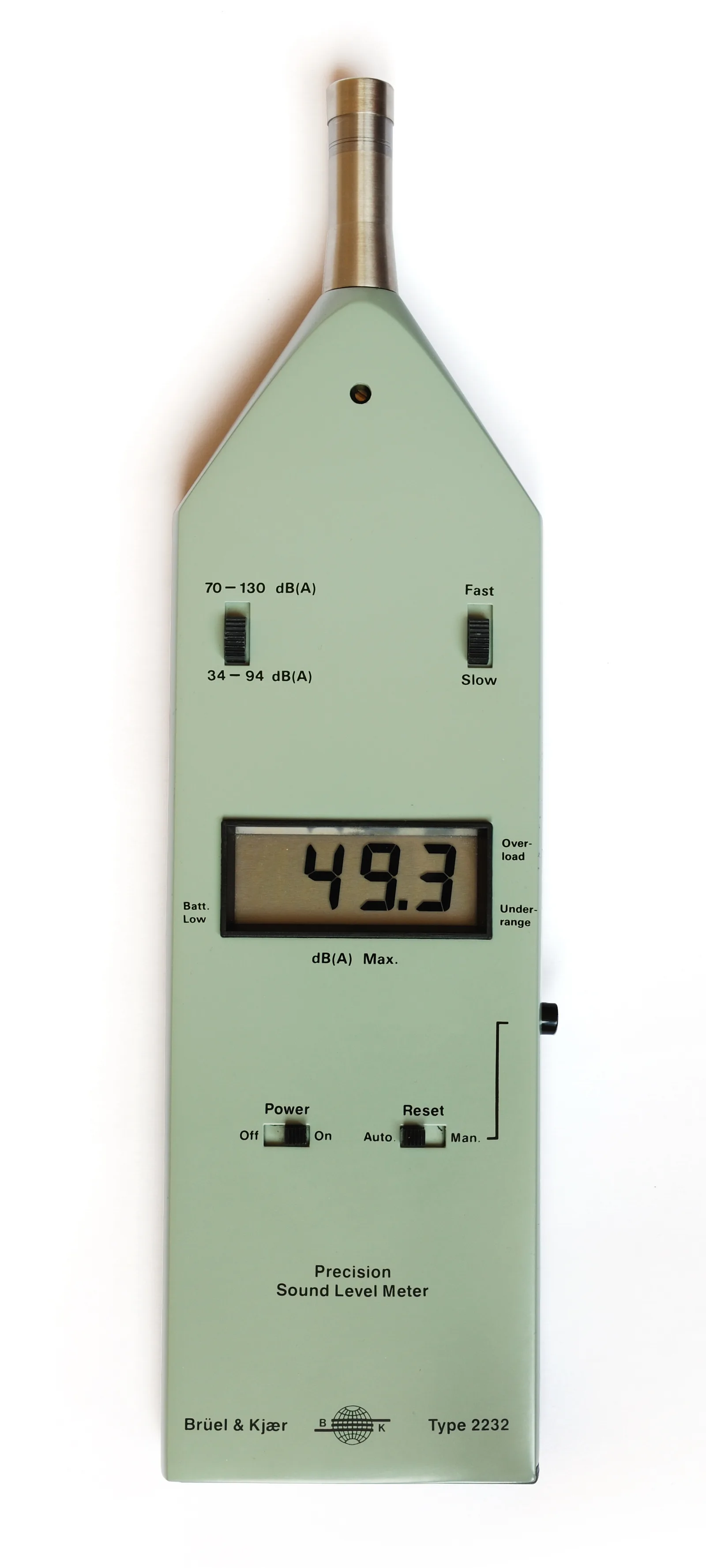 녹색 정밀 소음측정기(Brüel & Kjær Type 2232)의 디지털 화면에 49.3dB(A) 수치가 표시된 모습