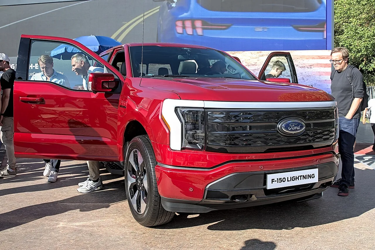 2023 IAA 전시장의 빨간색 포드 F-150 라이트닝 앞모습