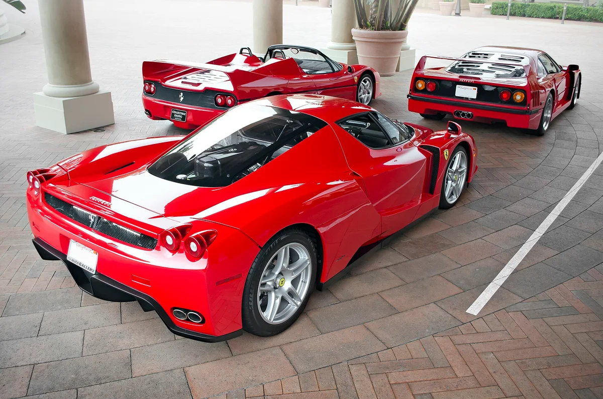 주차장에 놓인 페라리 F40, F50, 엔초