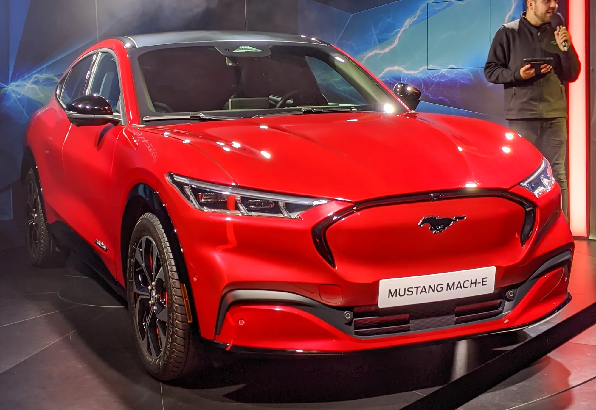 런던 클래식카쇼에 전시된 포드 머스탱 마하-E 전기 SUV 전면 사진