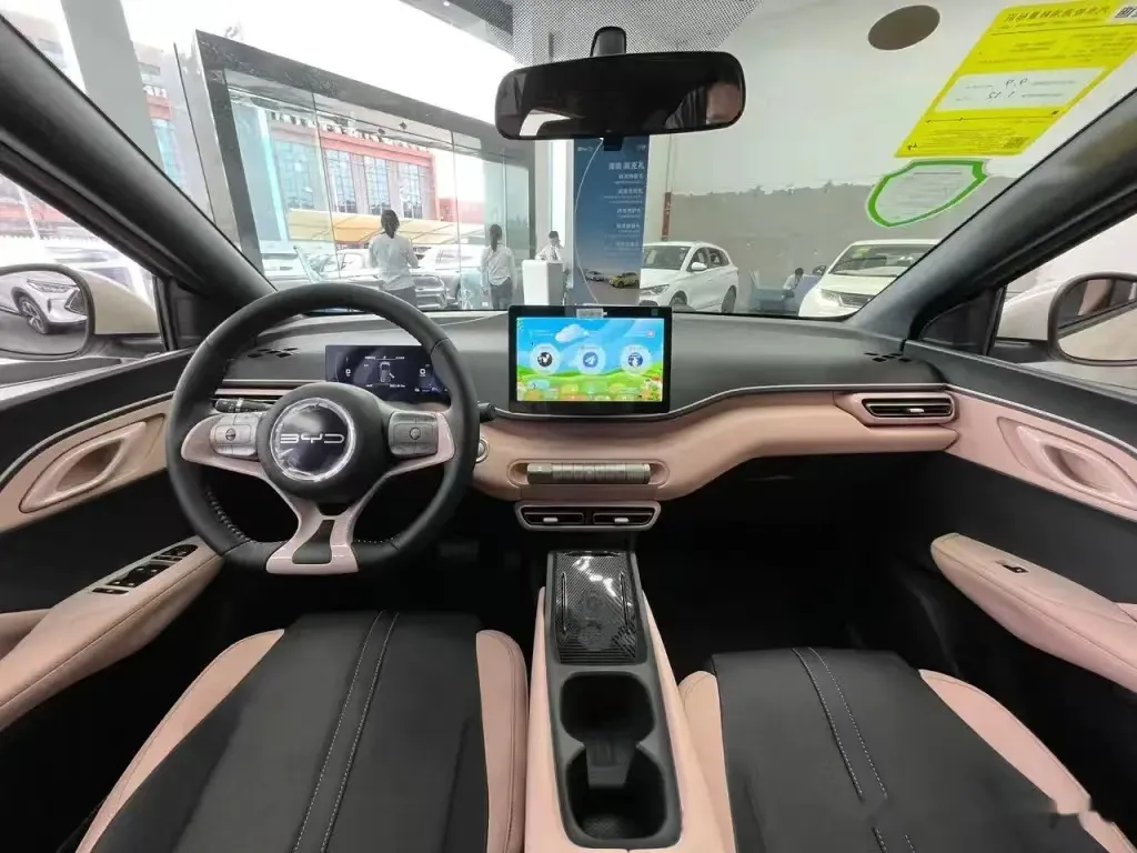BYD 시걸 실내의 핸들과 중앙 회전식 디스플레이