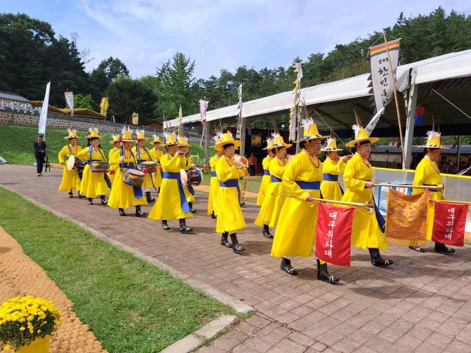 노란 전통 복장 행렬이 이동하는 영동난계국악축제 거리 행진