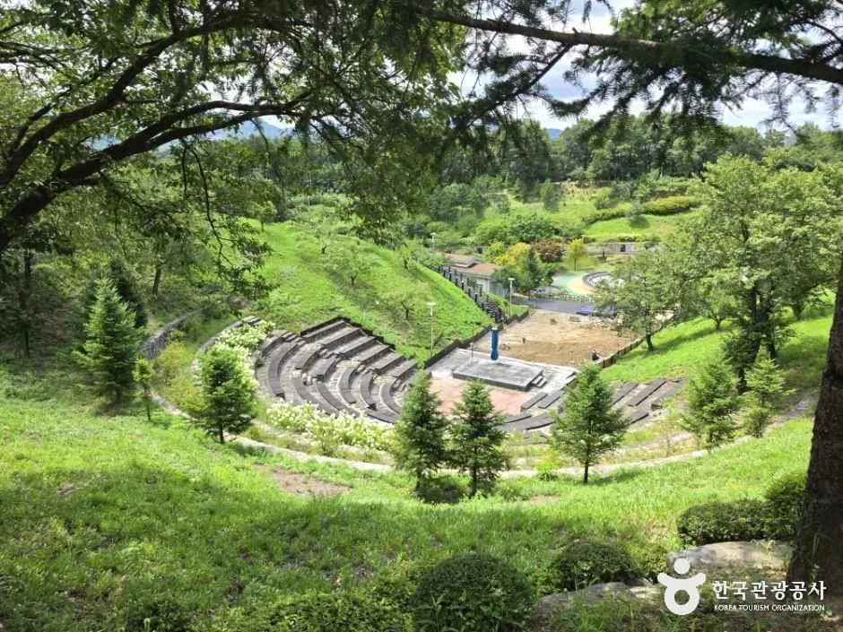 영동 용두공원 안 야외 공연 무대와 계단식 객석