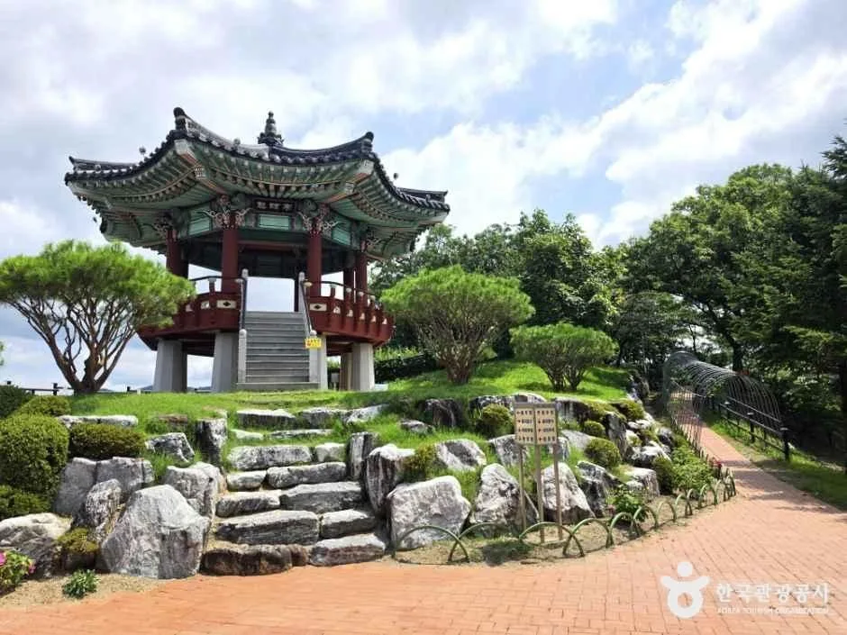 영동 용두공원 언덕 위 정자와 돌계단