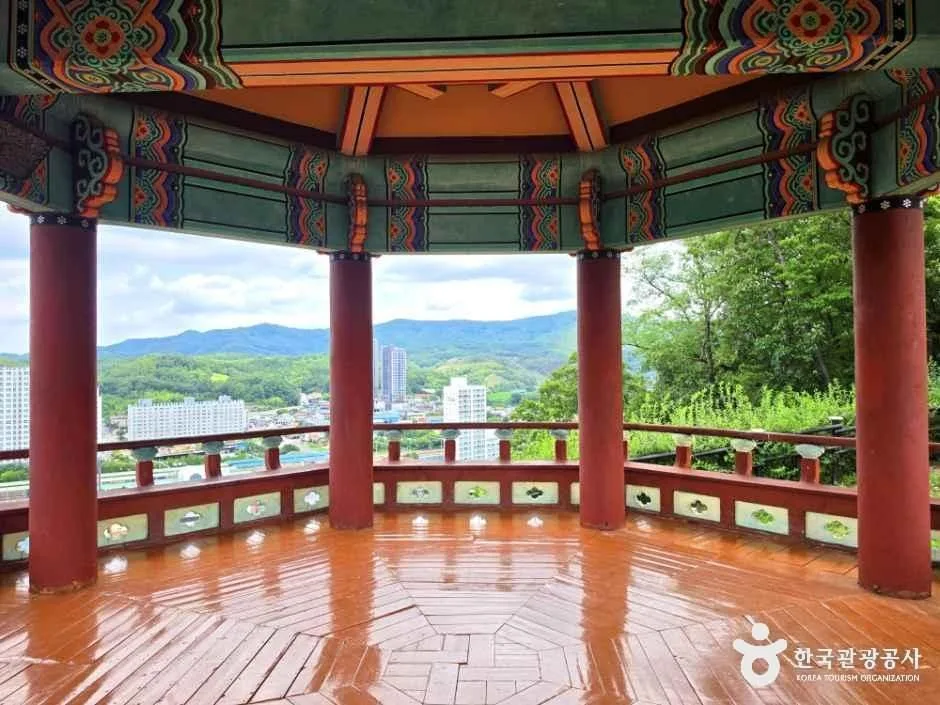용두공원 정자에서 내려다본 영동읍 시가지와 산