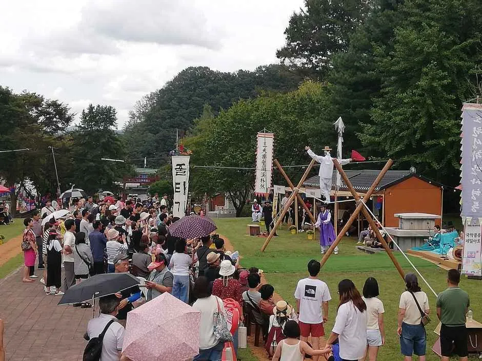영동난계국악축제 체험 행사장에 우산을 쓴 관람객이 모인 모습