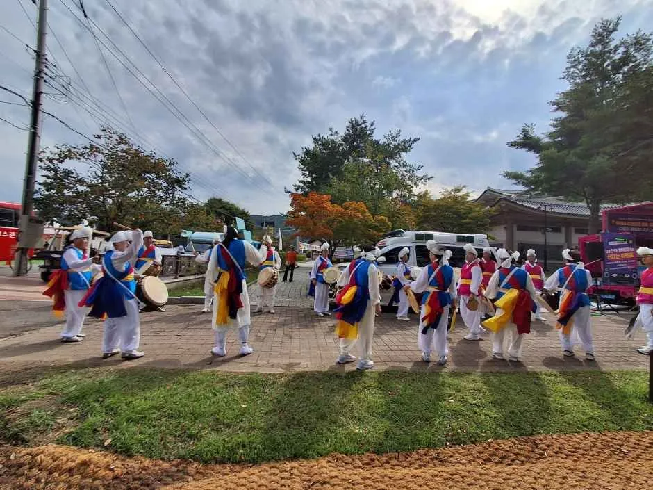 영동난계국악축제에서 농악 복장으로 행진하는 공연단