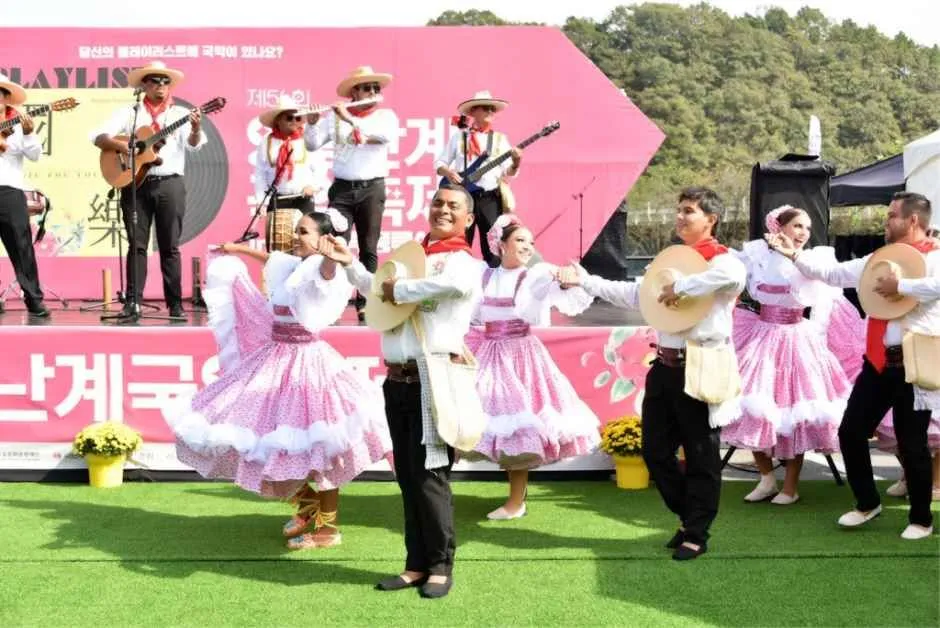 영동난계국악축제 무대에서 민속 의상 공연단이 공연하는 모습