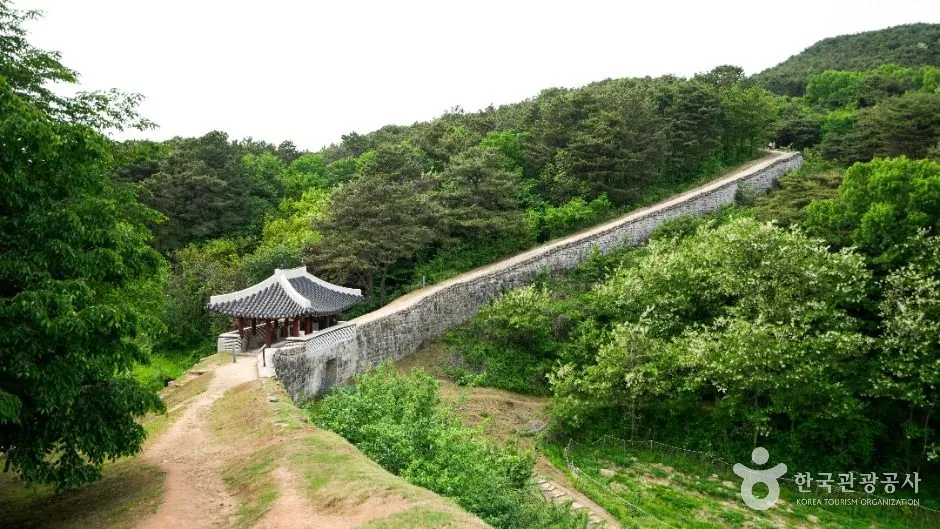 청주 상당산성 성곽과 정자가 이어진 숲길