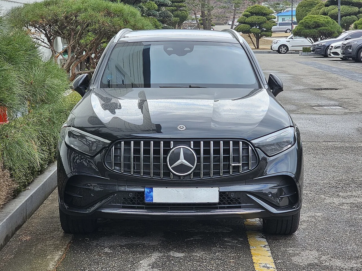 검은색 메르세데스-벤츠 GLC 300 4MATIC AMG 라인의 전면, 판넬 그릴과 삼각별 엠블럼이 보인다