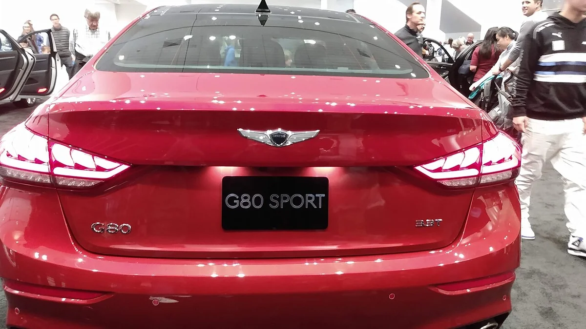 붉은색 제네시스 G80 스포트의 후면, G80 SPORT 레터링이 보인다