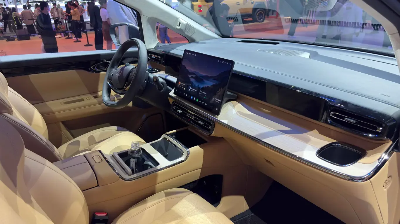 GAC E8 PHEV 실내 스티어링휠과 공조 디테일