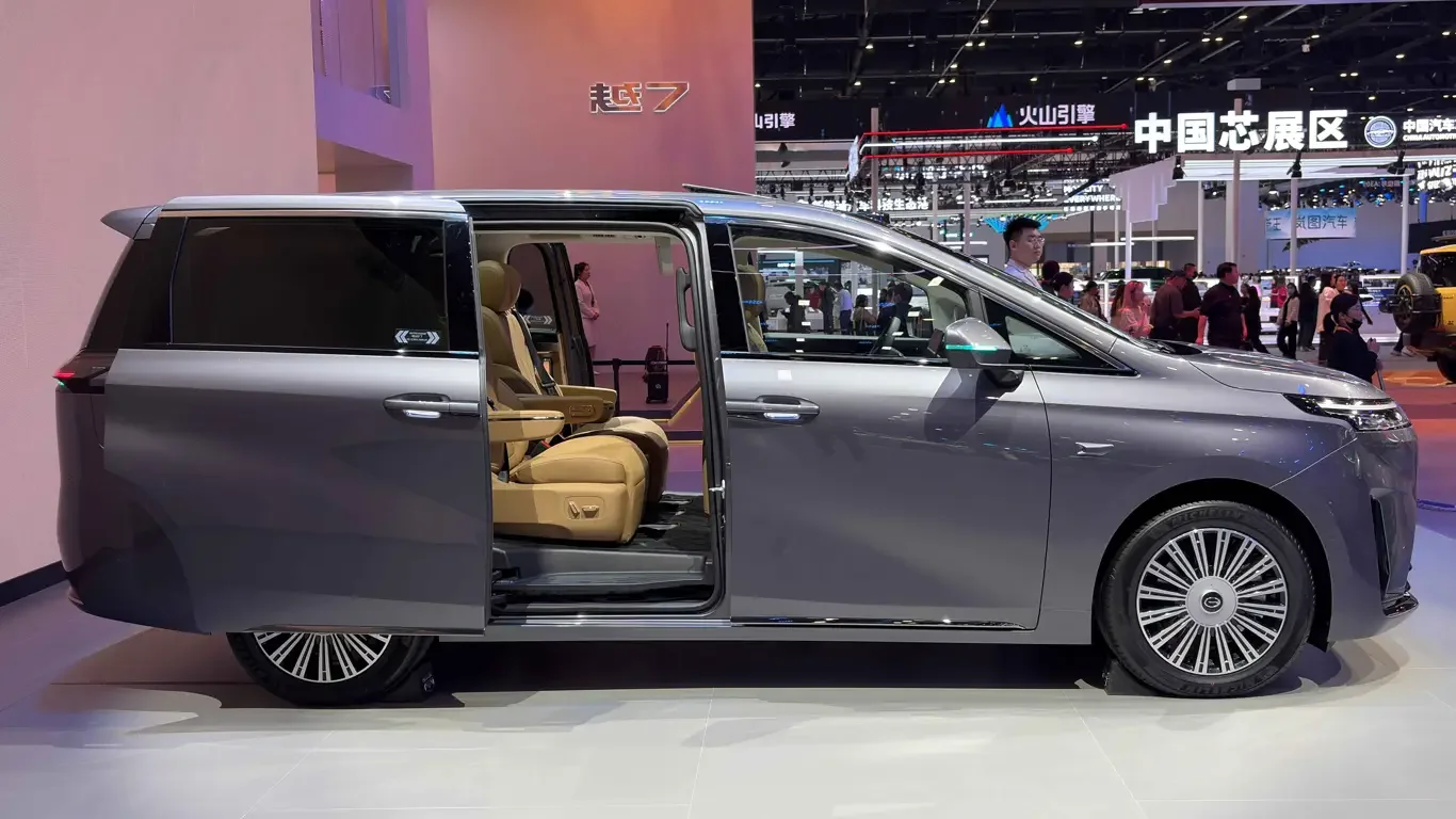 GAC E8 PHEV 측면 실물 사진, 도어를 개방해 2열 캡틴시트를 보여주는 모습