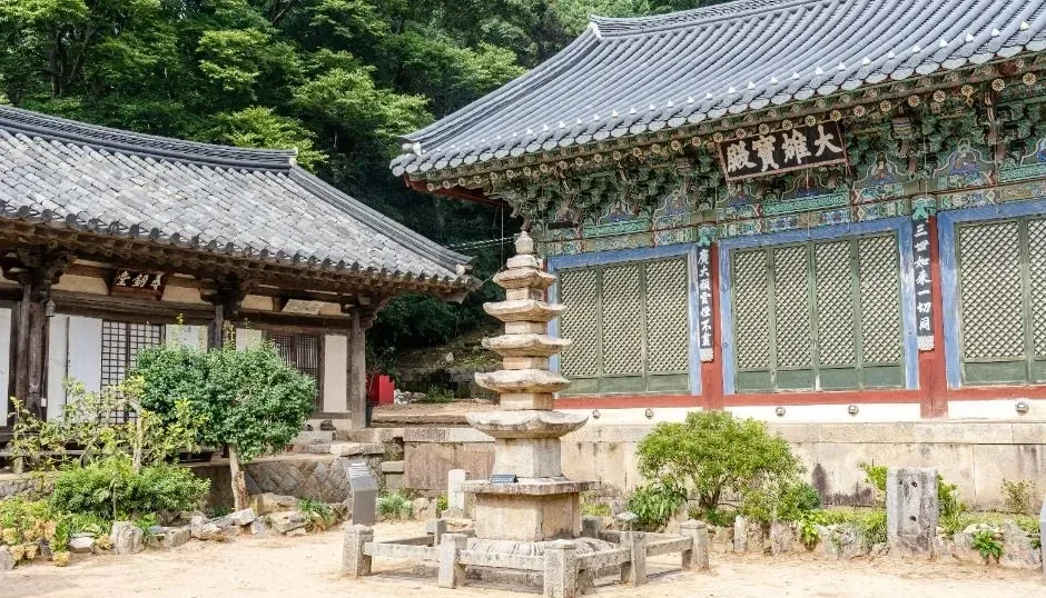 개심사 경내의 오층석탑과 전각들