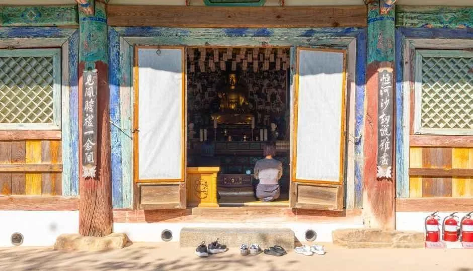 개심사 경내 전각의 정면