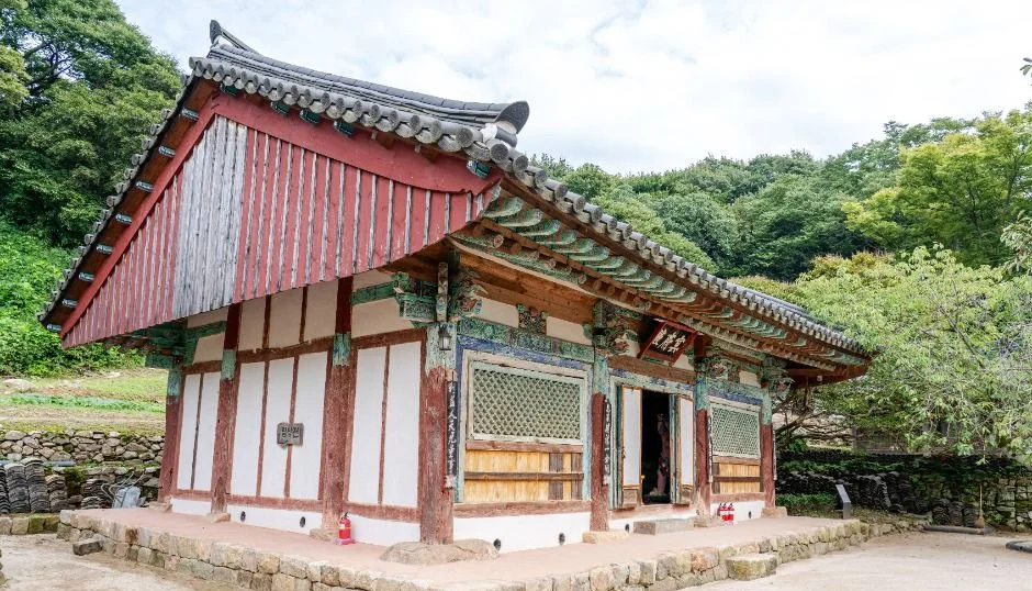 개심사 전각의 붉은 측면 벽과 처마