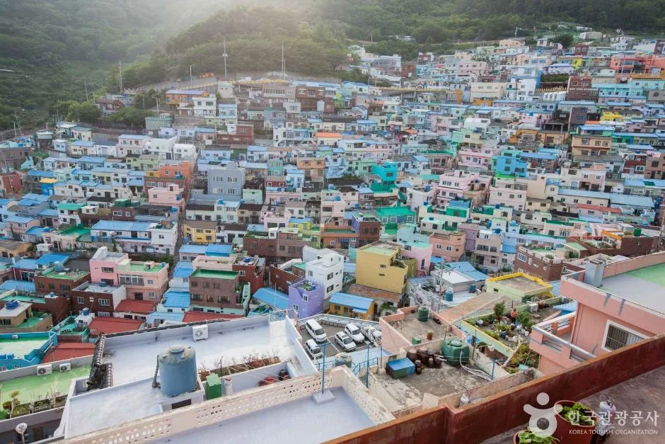언덕을 따라 파스텔 색 집들이 빼곡히 들어선 감천문화마을 전경