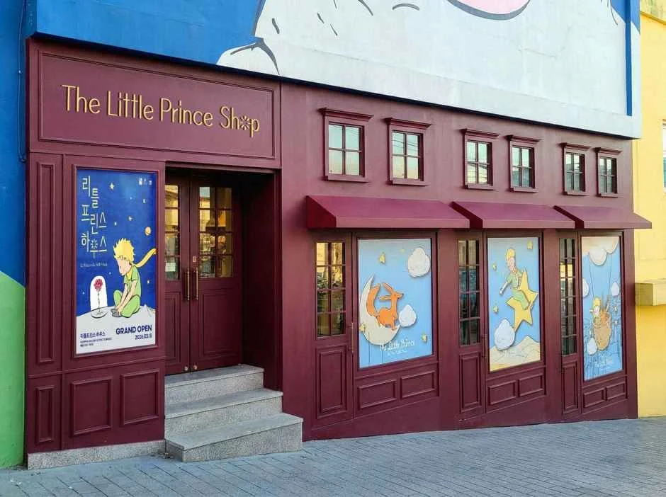 The Little Prince Shop 간판이 붙은 붉은 외관의 가게