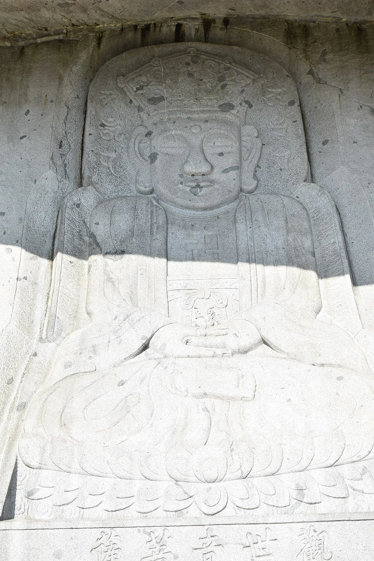 석모도 보문사 눈썹바위 절벽에 새겨진 마애관음보살좌상 상반신