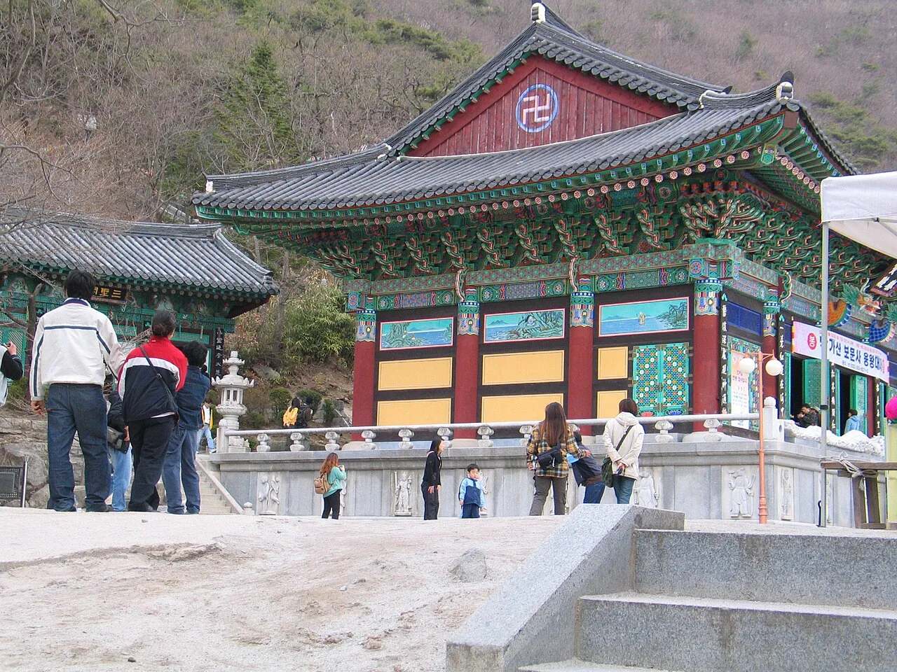 단청이 화려한 보문사 용왕당 전각과 계단, 관람객들이 오르내리고 있다