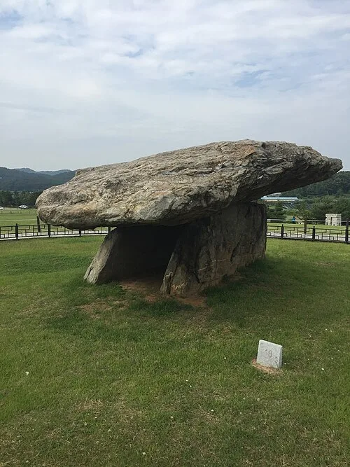 강화 부근리 지석묘, 두 개의 받침돌 위에 거대한 화강암 덮개돌을 얹은 북방식 고인돌