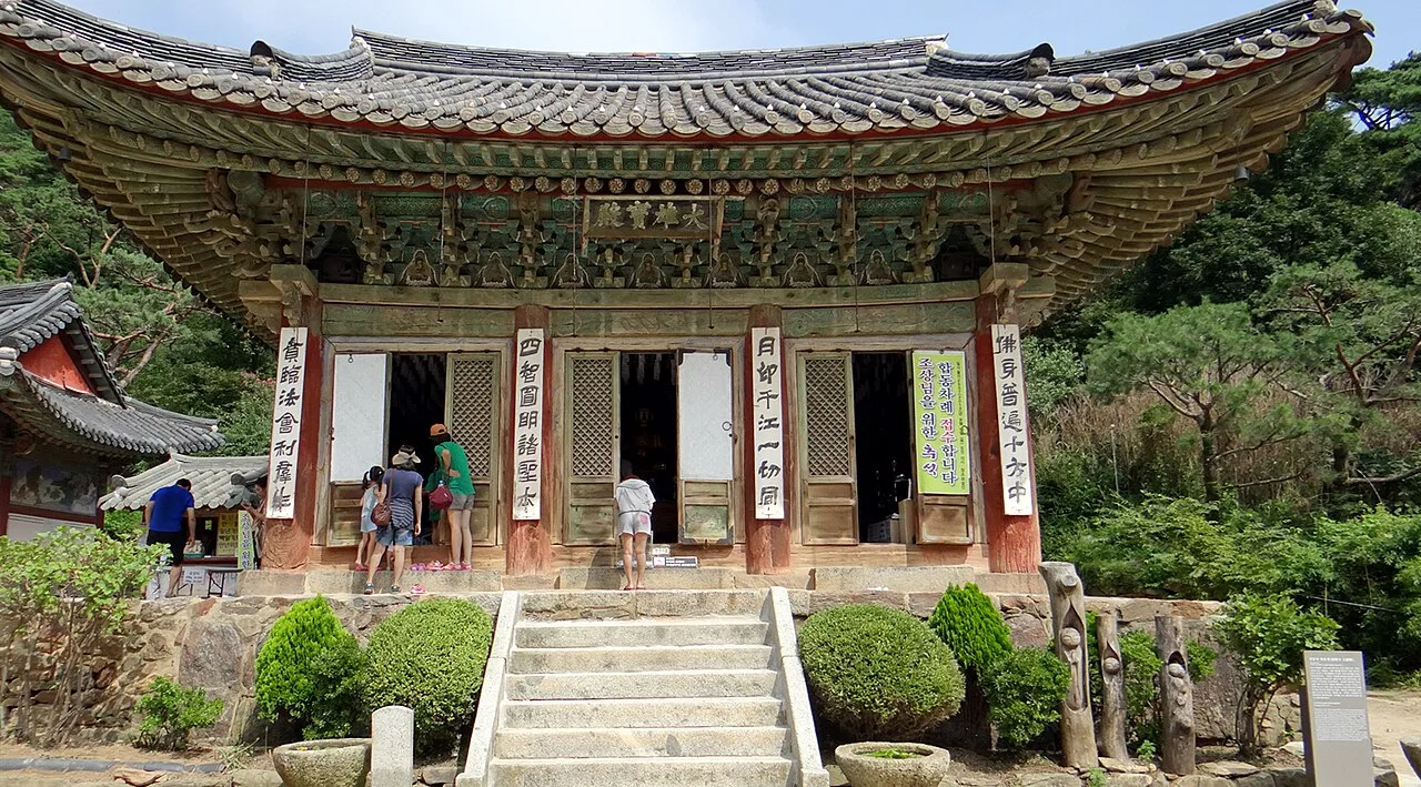 기와지붕과 정교한 공포 장식이 돋보이는 전등사 대웅보전 정면