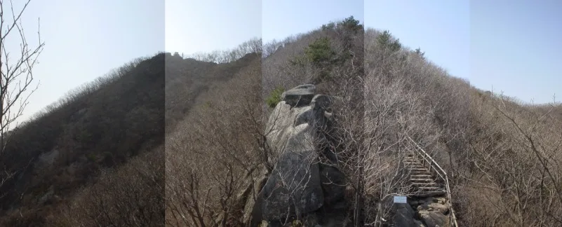 마니산 능선을 따라 이어지는 계단 등산로와 암릉 지형