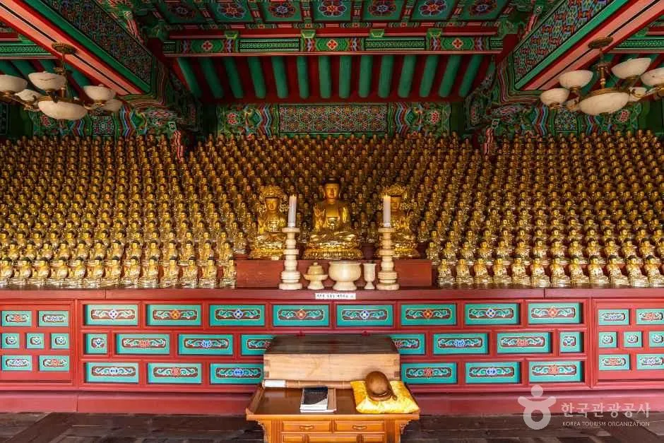수많은 금빛 불상이 층층이 모셔진 법당 내부