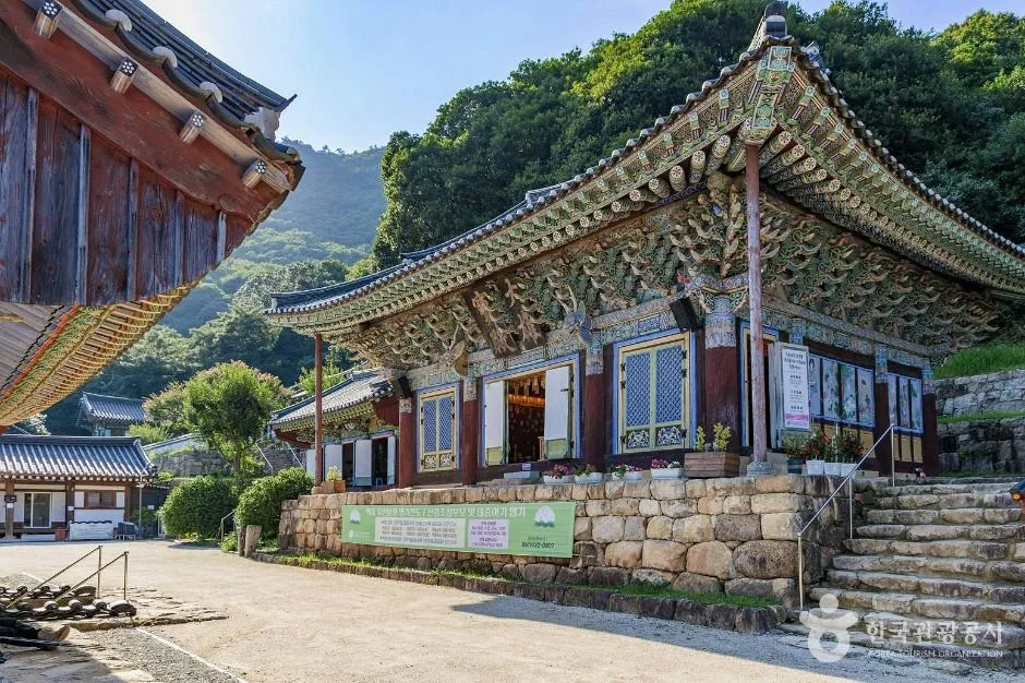 돌계단 위에 자리한 백련사의 목조 전각