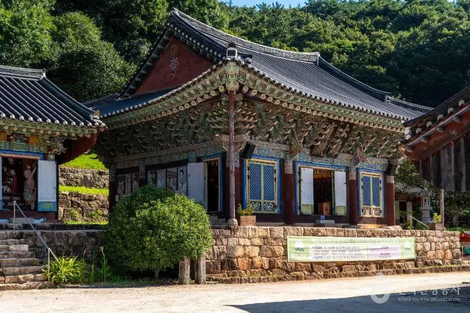 화려한 단청을 두른 사찰 전각의 정면