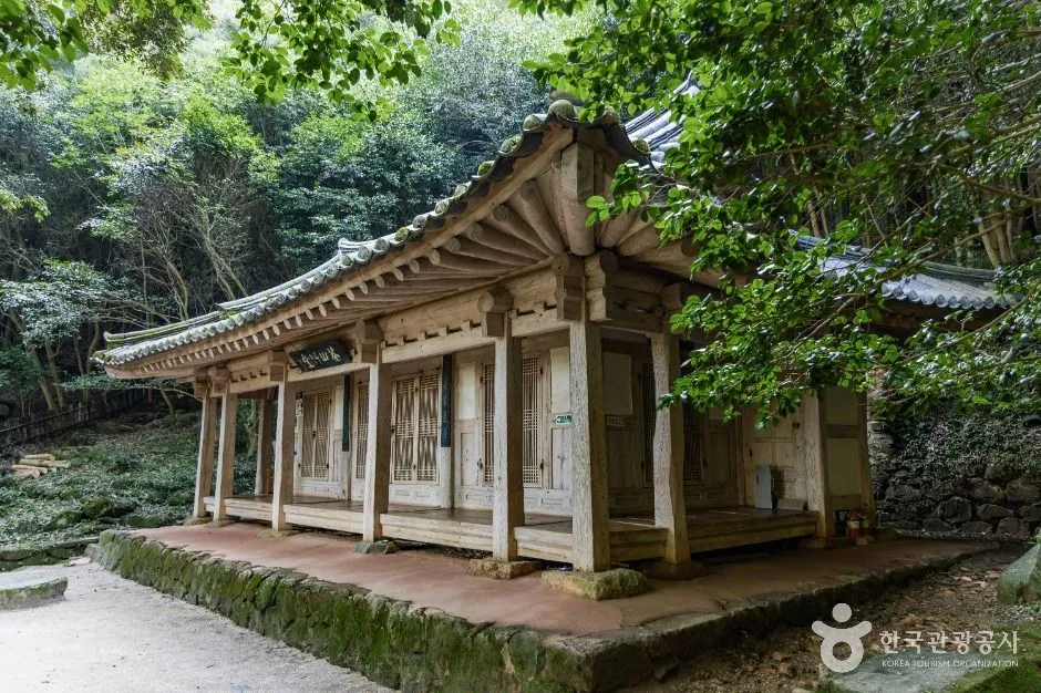 초록 숲 옆에 길게 놓인 다산초당 경내의 전통 목조 건물