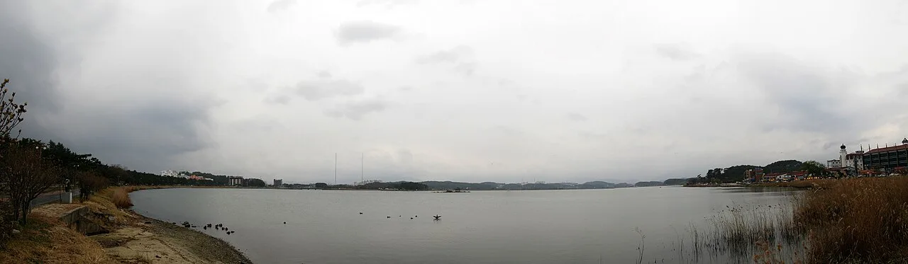 강릉 경포호의 잔잔한 수면과 주변 산자락을 담은 파노라마 풍경